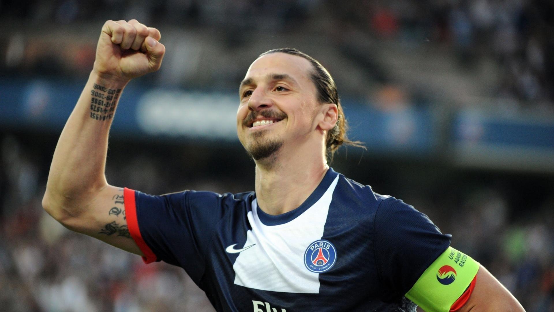 最佳复出，什琴斯尼社媒晒出全队合影庆祝夺得三冠王