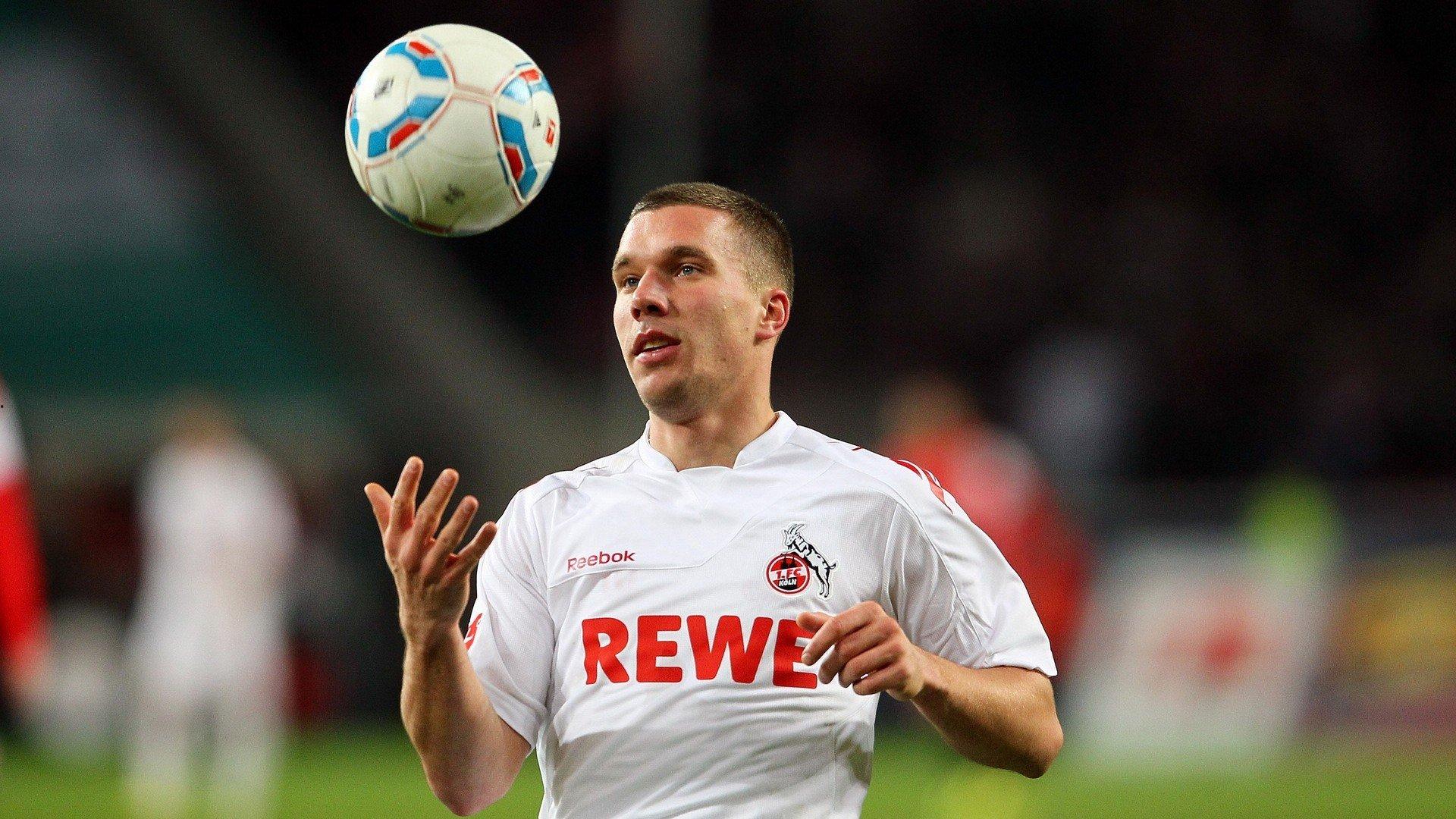 暖心！利雅得胜利全队为球队厨师庆生 C罗亲手捧蛋糕送祝福